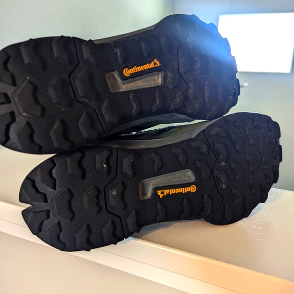 Men's hiking Adidas shoes - Picture 2 of 3